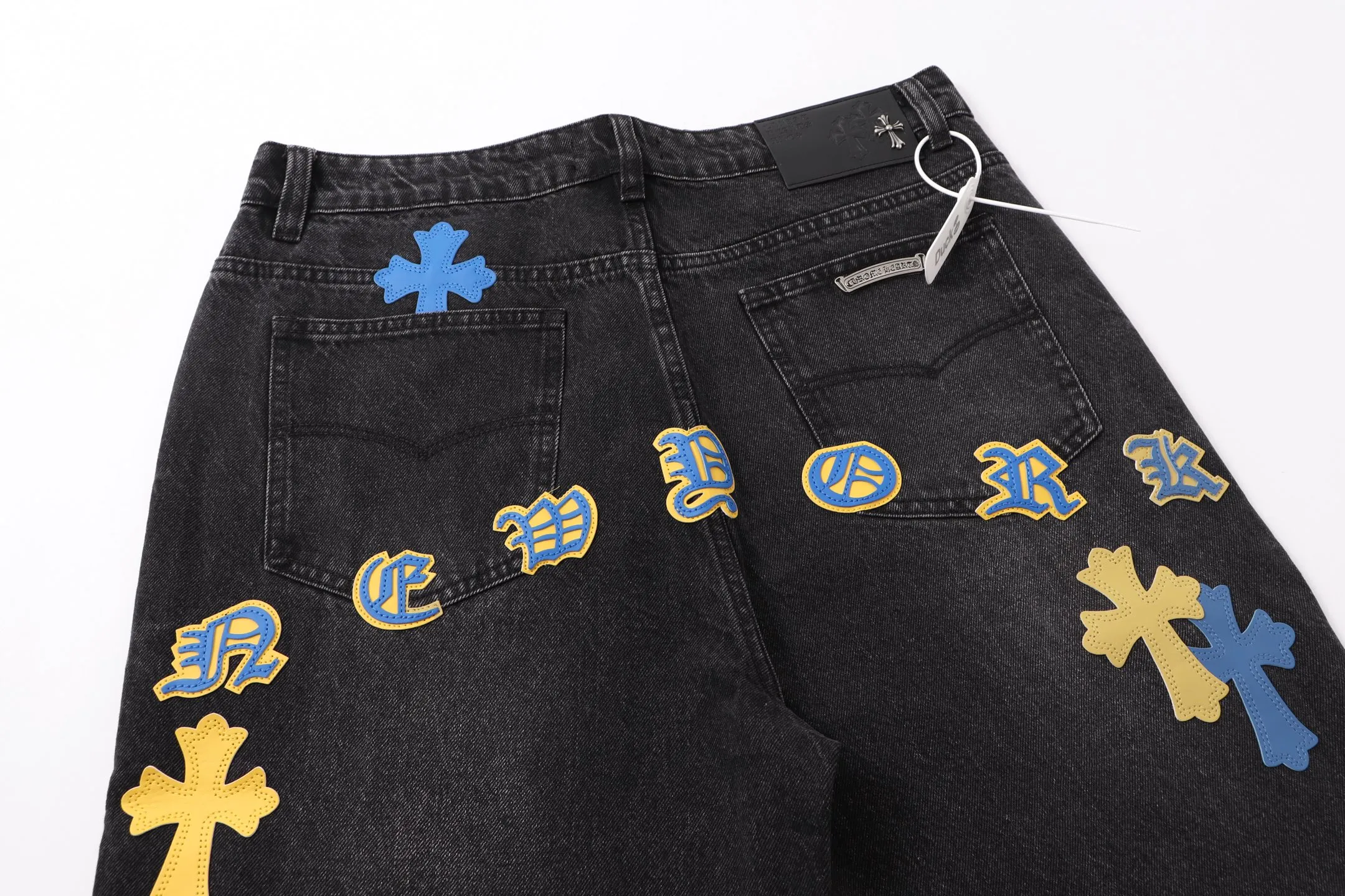 P260 Style number: H80 Croxin & 𝐂𝐡𝐫𝐨𝐦𝐞 𝐇𝐞𝐚𝐫𝐭 ss25 black leather Sanskrit fine jeans. Styles with different washed textures are very friendly to people with thin legs. The slightly flared version perfectly modifies the leg shape. The timeless and moderate length makes it easy to match and match. It is the basis for various styles and is a must-have in your wardrobe! The fabric is stiff but also makes the upper body soft without losing texture. The washing process is even more perfect. It is a must-have item for everyone! ! ! Washed wheat, hang tag, pants label, three labels complete Color: black Size: 30-32-34-36